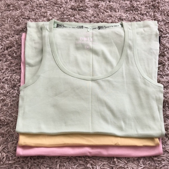 Set of 5 pieces, 4 sleeveless tops and a short sleeve hooded jacket, M, ONLY - Picture 7 of 8